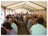 voll besetztes Festzelt am Sontag
