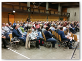 ... in der voll besetzten Auenwaldhalle erwartet.