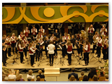 Die Zugabe der Jugend mit dem aktiven Orchester ..